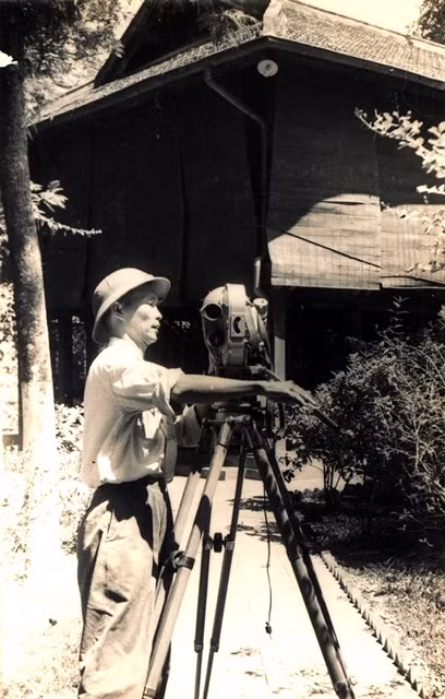 Nhà quay phim Trần Anh Trà đang quay cảnh nhà sàn Bác Hồ 9/1969 (ảnh NVCC) Nhà quay phim quân đội Trần Văn Trà (ảnh NVCC)