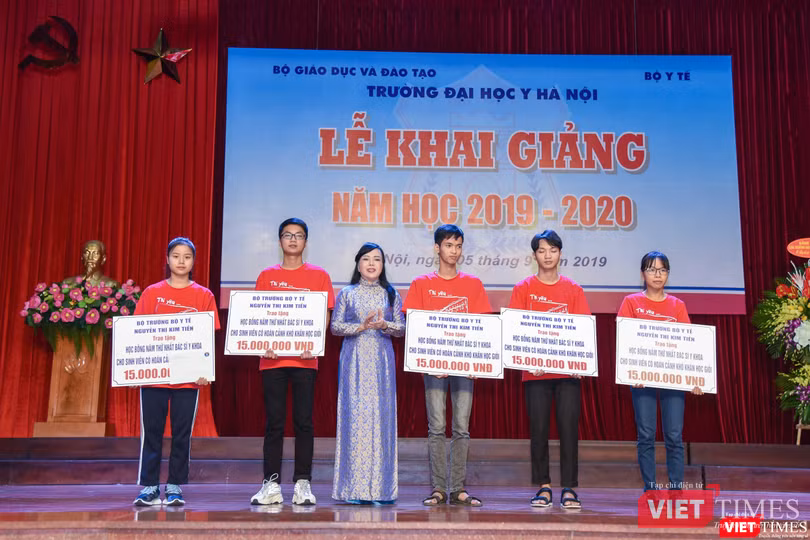Bộ trưởng Bộ Y tế tặng học bổng cho 5 tân sinh viên nghèo học giỏi