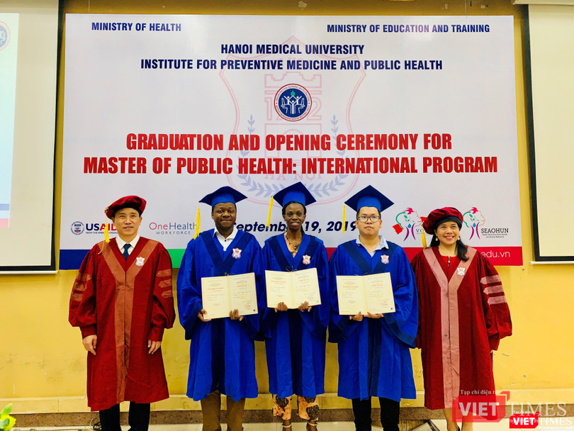 PGS.TS. Đoàn Quốc Hưng – Phó Hiệu trưởng Trường ĐHYHN và GS.TS. Lê Thị Hương – Viện trưởng Viện Đào tạo YHDP và YTCC trao Bằng tốt nghiệp cho các học viên quốc tế PGS.TS. Đoàn Quốc Hưng – Phó Hiệu trưởng Trường ĐHYHN và GS.TS. Lê Thị Hương – Viện trưởng Viện Đào tạo YHDP và YTCC trao Bằng tốt nghiệp cho các học viên quốc tế