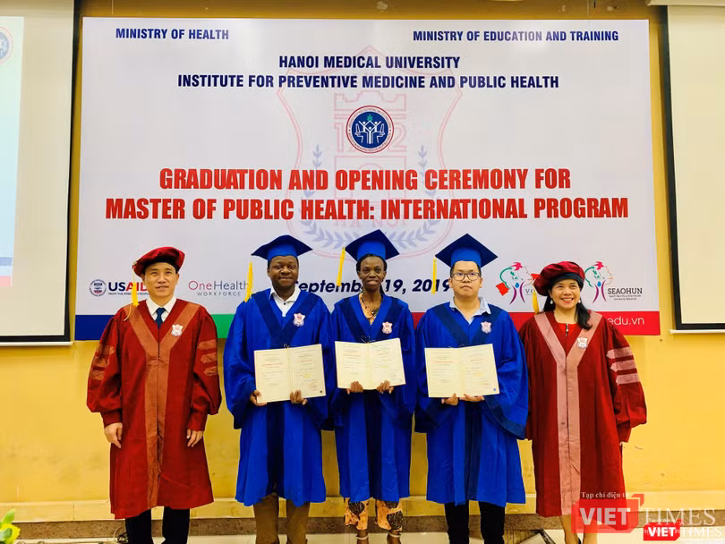 PGS.TS. Đoàn Quốc Hưng – Phó Hiệu trưởng Trường ĐHYHN và GS.TS. Lê Thị Hương – Viện trưởng Viện Đào tạo YHDP và YTCC trao Bằng tốt nghiệp cho các học viên quốc tế