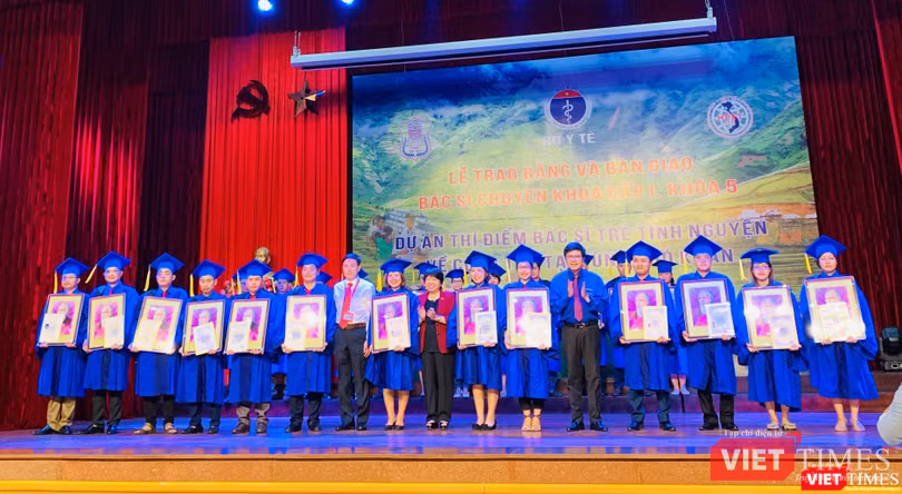 Bà Nguyễn Thúy Anh – Chủ nhiệm Ủy ban các Vấn đề Xã hội của Quốc hội, đại diện Bộ Y tế và Trường Đại học Y Hà Nội tặng quà các bác sĩ trẻ tình nguyện 