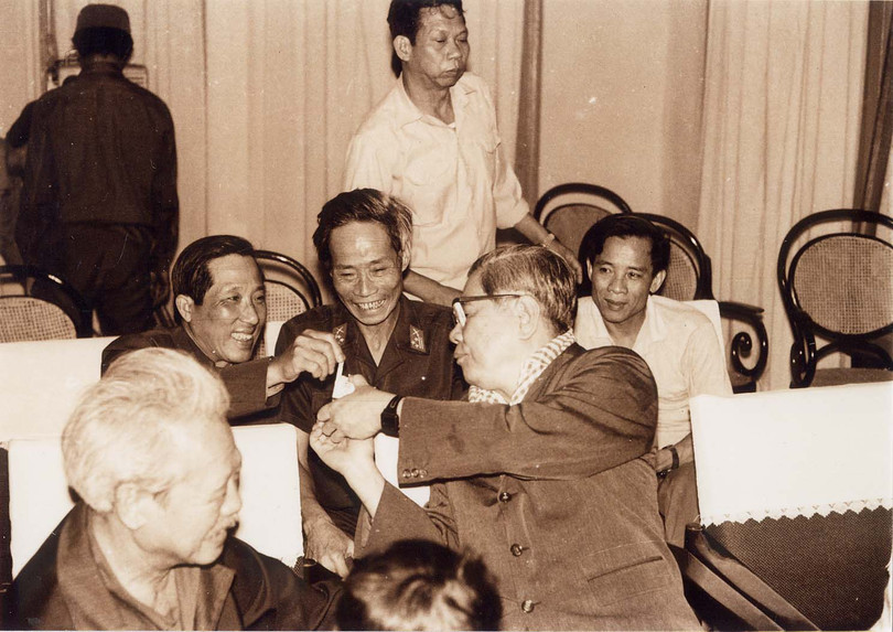 Tổng Bí thư Nguyễn Văn Linh chúc mừng đạo diễn Phạm Quốc Vinh đã hoàn thành bộ phim “Những giây phút cuối đời Bác Hồ” (ảnh: Đạo diễn Phạm Quốc Vinh cung cấp) Tổng Bí thư Nguyễn Văn Linh chúc mừng đạo diễn Phạm Quốc Vinh sau khi hoàn thành bộ phim “Những giây phút cuối đời Bác Hồ”.