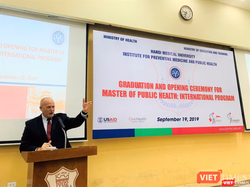 Ông Craig Hart - đại diện USAID Việt Nam - đánh giá cao sáng kiến tổ chức đào tạo chương trình YTCC quốc tế của ĐHYHN