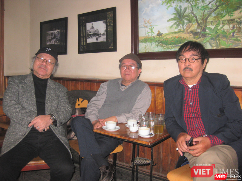 NSND Thế Anh (ngoài cùng bên phải) cùng NSND Đoàn Dũng và NSND Doãn Châu