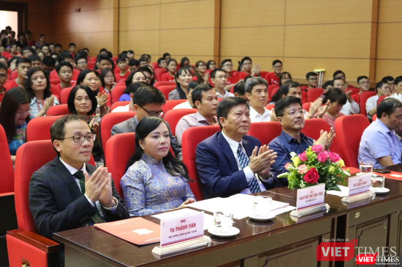 Các đại biểu dự lễ khai giảng 