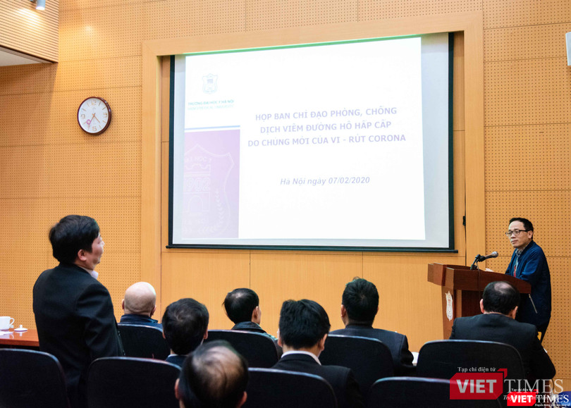 GS.TS. Tạ Thành Văn nghe các thành viên Ban chỉ đạo báo cáo tình hình 