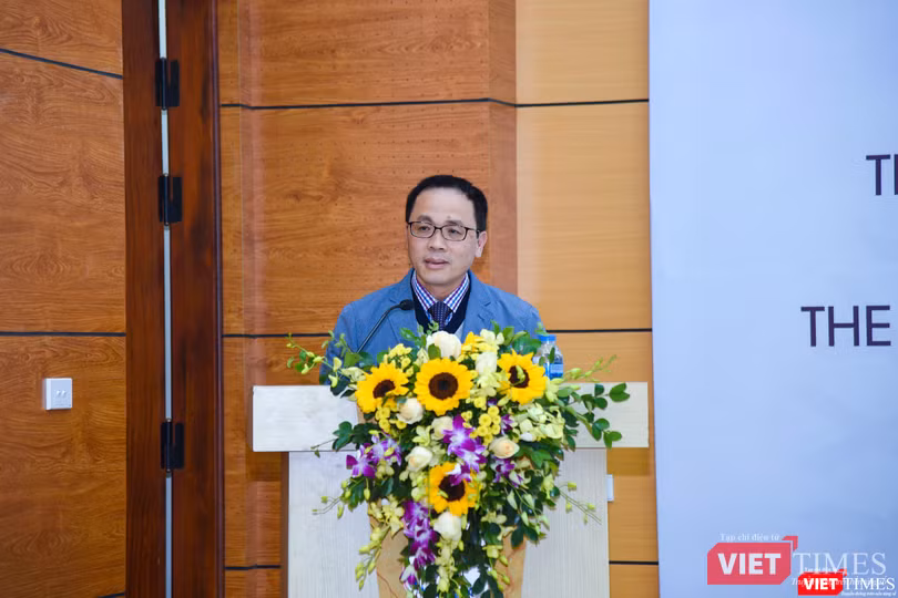 GS.TS. Tạ Thành Văn - Bí thư Đảng ủy, Hiệu trưởng Trường Đại học Y Hà Nội phát biểu chỉ đạo tại buổi lễ