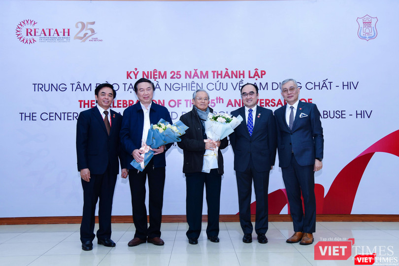 PGS.TS. Nguyễn Đức Hinh – Giám đốc Trung tâm Nghiên cứu và Đào tạo về lạm dụng chất – HIV tặng hoa các thế hệ lãnh đạo Trung tâm PGS.TS. Nguyễn Đức Hinh – Giám đốc Trung tâm Nghiên cứu và Đào tạo về Lạm dụng chất – HIV tặng hoa các thế hệ lãnh đạo Trung tâm