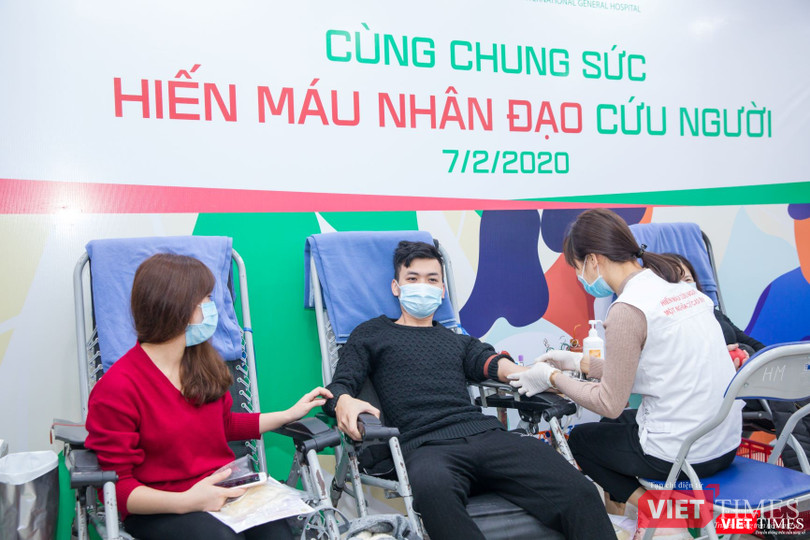 Rất nhiều người nhà bệnh nhân cũng đăng ký hiến máu cùng các thầy thuốc