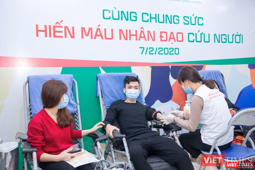 Rất nhiều người nhà bệnh nhân cũng đăng ký hiến máu cùng các thầy thuốc Rất nhiều người nhà bệnh nhân cũng đăng ký hiến máu cùng các thầy thuốc