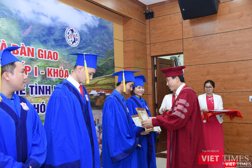 PGS.TS. Đoàn Quốc Hưng– Phó Hiệu trưởng Trường Đại học Y Hà Nôị̣ trao Bằng chuyên khoa cấp 1 cho các bác sĩ