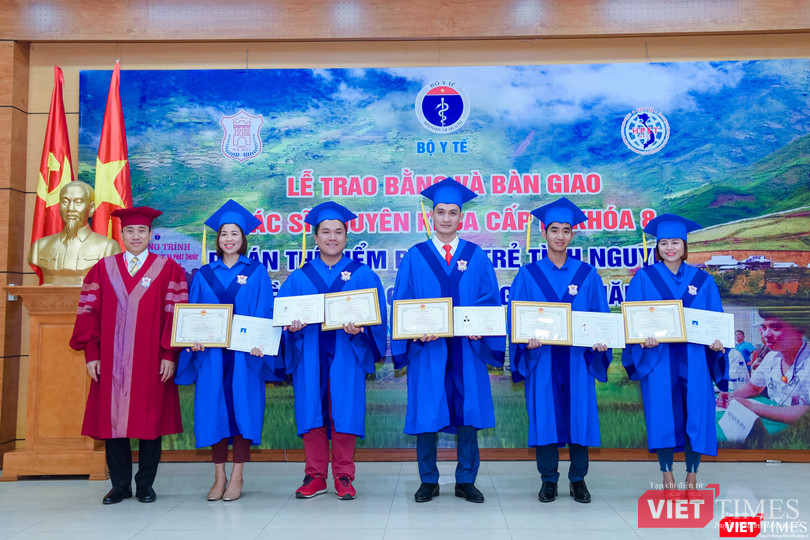 Đại diện Bộ Y tế và Trường Đại học Y Hà Nôị̣ trao Bằng chuyên khoa cấp 1 và chứng chỉ hành nghề cho các bác sĩ