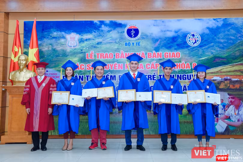 Đại diện Bộ Y tế và Trường Đại học Y Hà Nôị̣ trao Bằng chuyên khoa cấp 1 và chứng chỉ hành nghề cho các bác sĩ