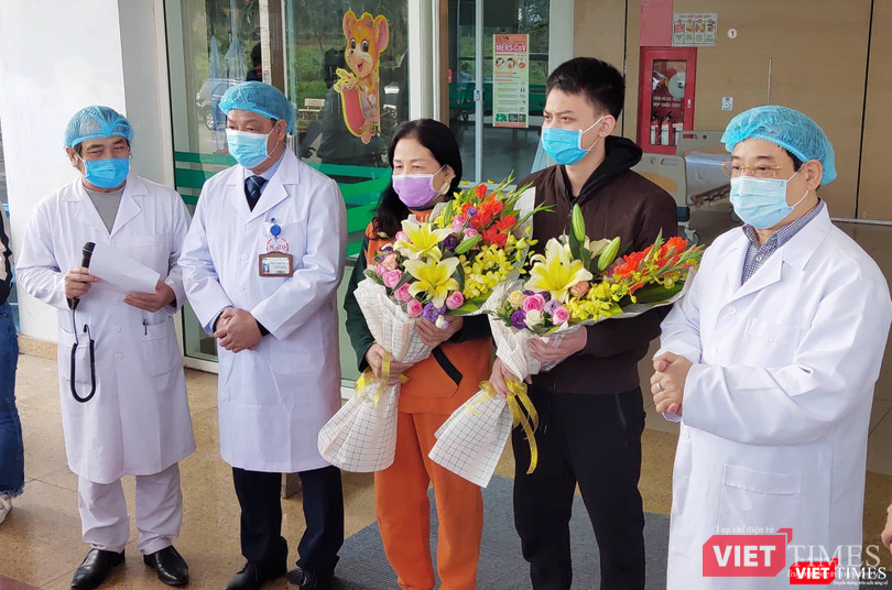 Hai bệnh nhân ở tại Tam Dương và Bình Xuyên (Vĩnh Phúc) bày tỏ sự biết ơn với các bác sĩ, các cán bộ y tế Bệnh viện Bệnh Nhiệt đới Trung ương trước khi rời bệnh viện. Ảnh: Minh Thúy.