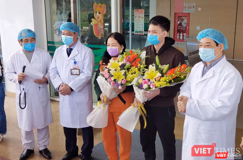 Hai bệnh nhân ở tại Tam Dương và Bình Xuyên (Vĩnh Phúc) bày tỏ sự biết ơn với các bác sĩ, các cán bộ y tế Bệnh viện Bệnh Nhiệt đới Trung ương trước khi rời bệnh viện. Ảnh: Minh Thúy. Hai bệnh nhân ở tại Tam Dương và Bình Xuyên (Vĩnh Phúc) bày tỏ sự biết ơn với các bác sĩ, các cán bộ y tế Bệnh viện Bệnh Nhiệt đới Trung ương trước khi rời bệnh viện. Ảnh: Minh Thúy.