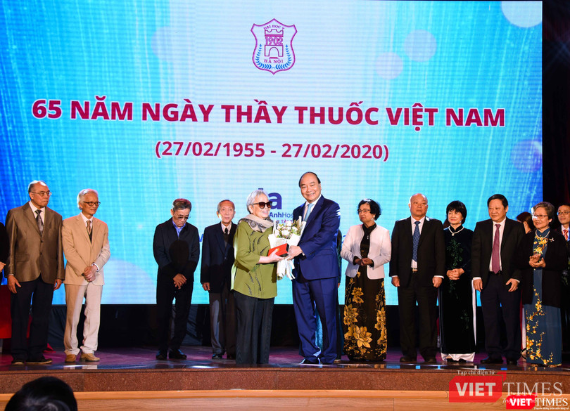 Bà Hồ Thị Lan - con gái GS. Hồ Đắc Di thay cha nhận kỷ niệm chương do Thủ tướng Nguyễn Xuân Phúc tặng