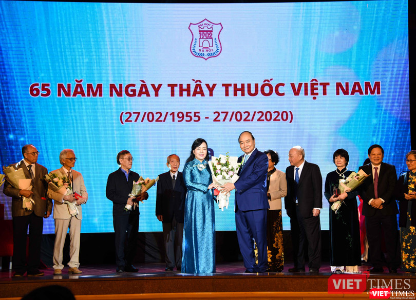 2 nữ nguyên Bộ trưởng Bộ Y tế, PGS.TS. Nguyễn Thị Trung Chiến và PGS.TS. Nguyễn Thị Kim Tiến, được vinh danh