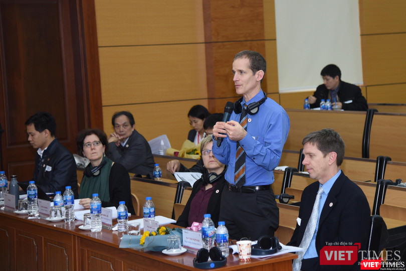 Các nhà khoa học cùng nhau trao đổi về các kết quả nghiên cứu