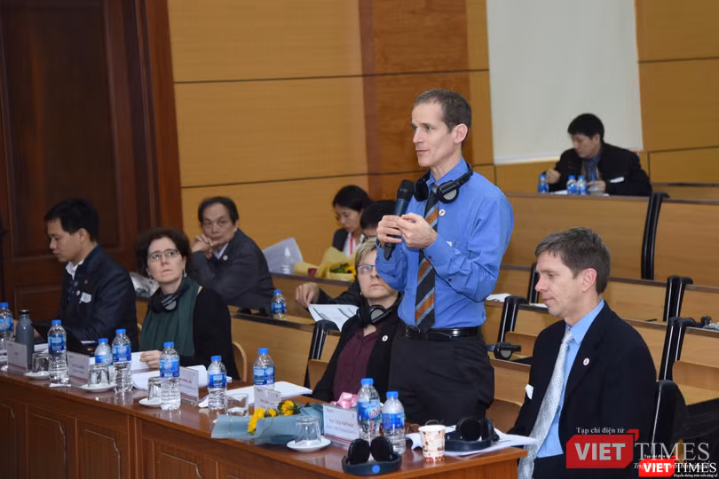 Các nhà khoa học cùng nhau trao đổi về các kết quả nghiên cứu