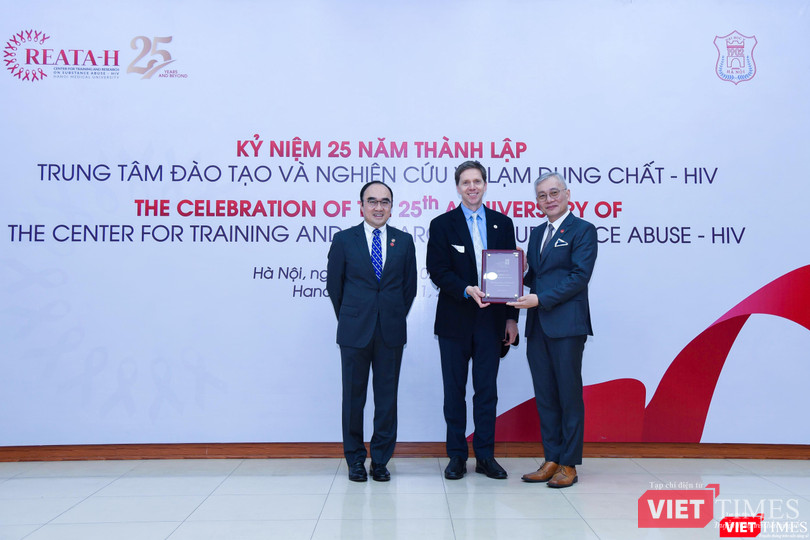 Đại diện các nhà khoa học quốc tế tặng quà lưu niệm cho Trung tâm Đại diện các nhà khoa học quốc tế tặng quà lưu niệm cho Trung tâm