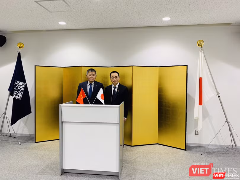 GS. Yamazaki và GS. Tạ Thành Văn. 