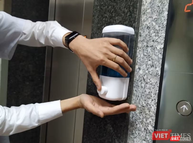 Các bình đựng gel rửa tay khô SieuSat được đặt tại trụ sở Viện Kiểm định Thuốc Trung ương. Các bình đựng gel rửa tay khô SieuSat được đặt tại trụ sở Viện Kiểm định Thuốc Trung ương.