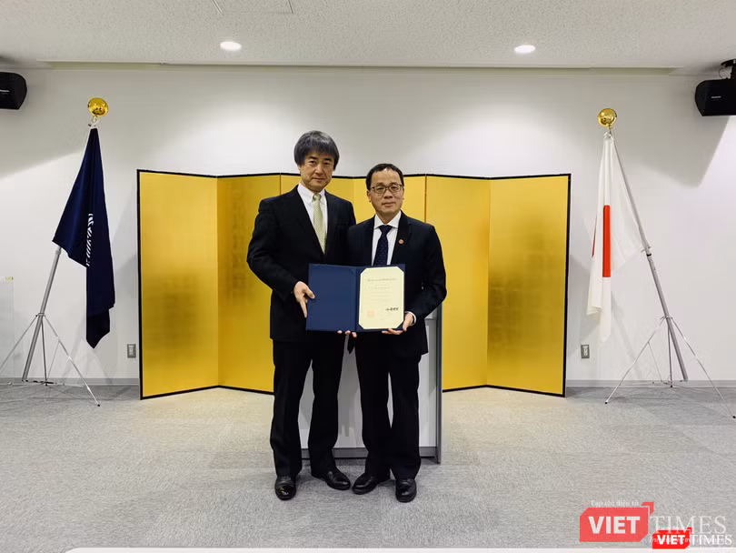 GS. Ichimura – Hiệu trưởng Trường Y tế công cộng (thuộc Đại học Kanazawa) khẳng định GS. Tạ Thành Văn đã có nhiều hoạt động và thành tựu nổi bật trong lĩnh vực đào tạo và nghiên cứu khoa học. 