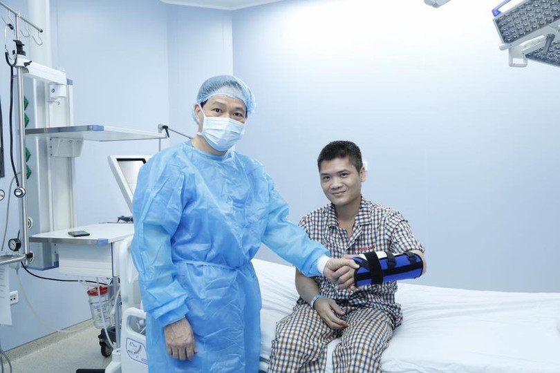 GS. TS. TTND. Nguyễn Thế Hoàng và anh Phạm Văn Vương