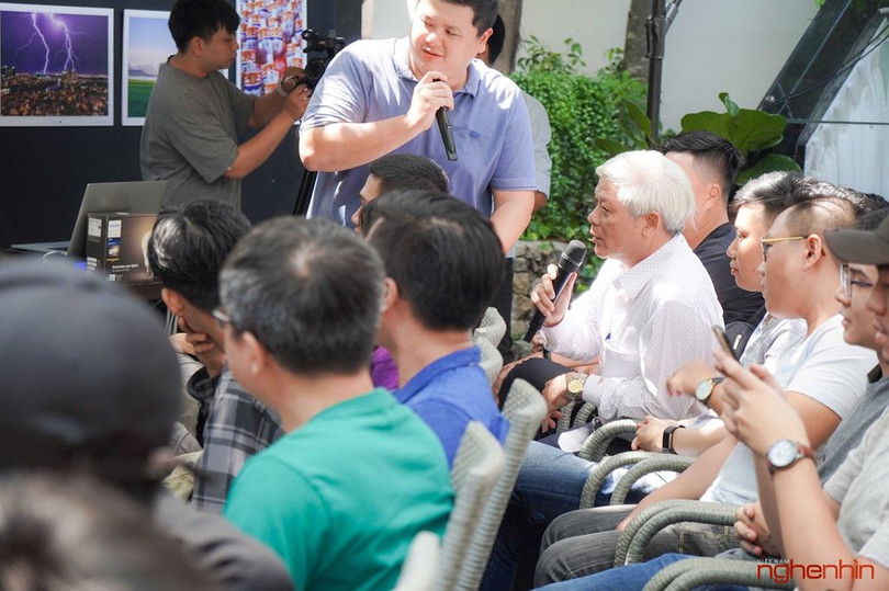 Khách tham gia trải nghiệm thử Google Asstant trên TV Sony Ngọc Trần