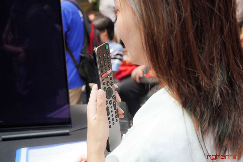 Đưa Micro trên điều khiển lại gần miệng và ra lệnh cho trợ lý Google.