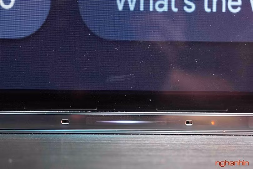 2 Míc được trang bị phí dưới mẫu TV Bravia A9G và Bravia X9500G.