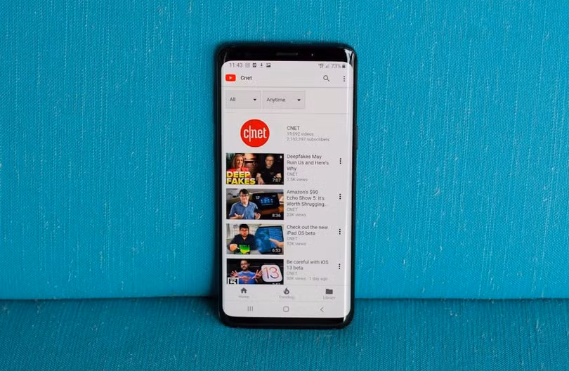 Tải về video trên YouTube là tính năng hay. Ảnh: CNET.