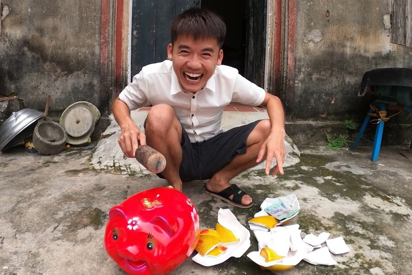 Hưng Vlog liên tiếp bị cơ quan chức năng xử phạt về hành vi cung cấp, chia sẻ thông tin không phù hợp thuần phong mỹ tục của dân tộc. Ảnh cắt từ clip.