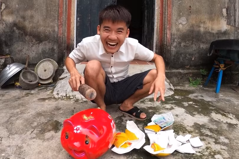 Hưng Vlog liên tiếp bị cơ quan chức năng xử phạt về hành vi cung cấp, chia sẻ thông tin không phù hợp thuần phong mỹ tục của dân tộc. Ảnh cắt từ clip.