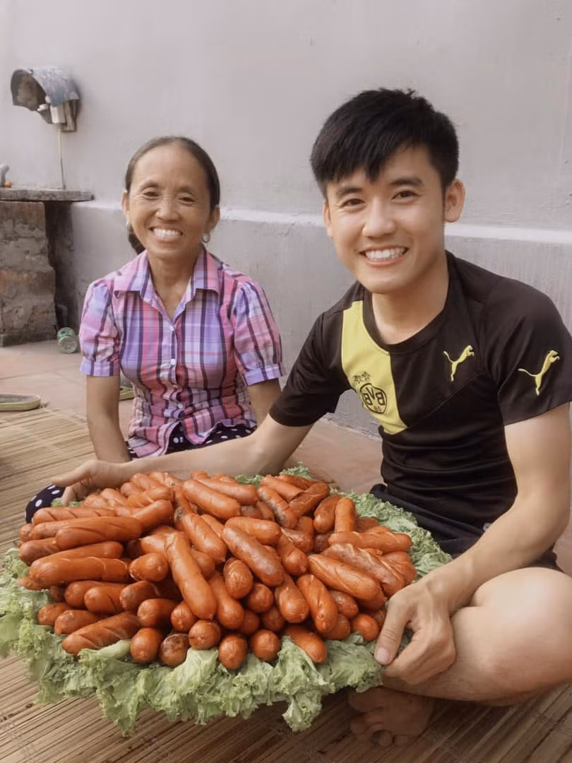 Hưng Vlog là người đứng sau sản xuất video cho kênh của mẹ. Ảnh: FBNV.