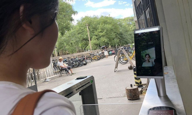 Cổng ra vào ký túc xá dùng công nghệ nhận diện khuôn mặt của Đại học Bắc Kinh. Ảnh: SCMP.