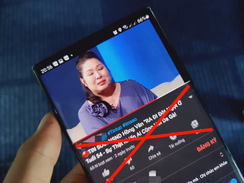 Các kênh YouTube thường đặt tiêu đề gây sốc để thu hút lượt xem. Ảnh: Xuân Tiến. Các kênh YouTube thường đặt tiêu đề gây sốc để thu hút lượt xem. Ảnh: Xuân Tiến.