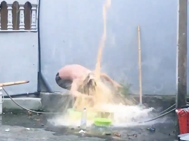 Youtuber Việt từng đổ 200 quả trứng sống lên đầu mẹ mình chỉ để quay clip “câu view” (Ảnh cắt từ clip) Youtuber Việt từng đổ 200 quả trứng sống lên đầu mẹ mình chỉ để quay clip “câu view” (Ảnh cắt từ clip)