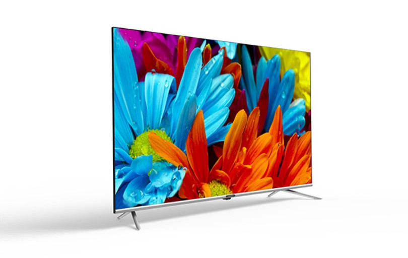 Skyworth UB7500 (giảm 3 triệu đồng) Thương hiệu tới từ Hong Kong xuất hiện ở thị trường Việt Nam đã vài năm, tập trung vào phân khúc phổ thông giống hãng TCL. Dòng TV UB7500 được đưa về Việt Nam cuối năm 2019 với giá niêm yết 13 triệu đồng. Gần một năm sau, giá sản phẩm còn 7 triệu đồng cho bản 55 inch. Ngoài màn hình độ phân giải 4K, TV có nhiều tính năng nhờ hệ điều hành Android. TV hỗ trợ điều khiển bằng giọng nói, chia sẻ hình ảnh không dây Chrome Cast cũng như công nghệ âm thanh DTS.