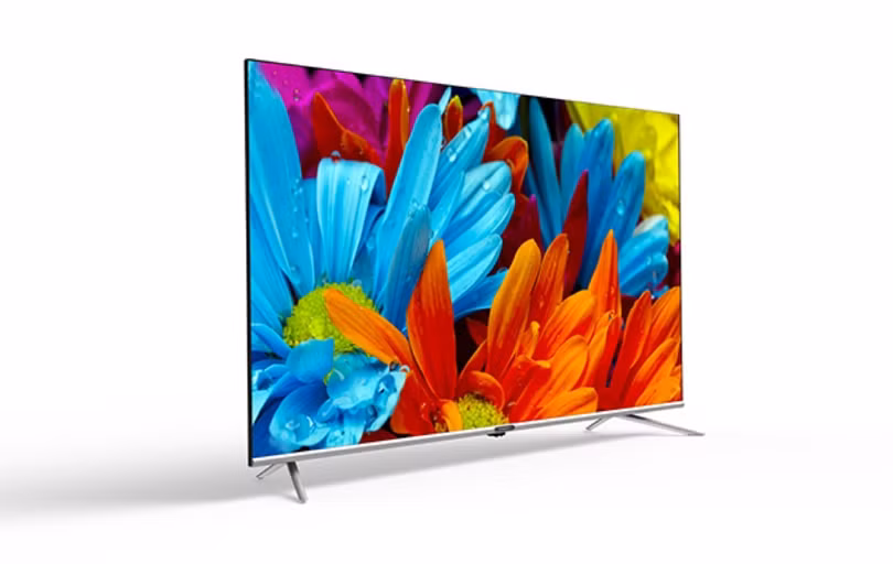 Skyworth UB7500 (giảm 3 triệu đồng) Thương hiệu tới từ Hong Kong xuất hiện ở thị trường Việt Nam đã vài năm, tập trung vào phân khúc phổ thông giống hãng TCL. Dòng TV UB7500 được đưa về Việt Nam cuối năm 2019 với giá niêm yết 13 triệu đồng. Gần một năm sau, giá sản phẩm còn 7 triệu đồng cho bản 55 inch. Ngoài màn hình độ phân giải 4K, TV có nhiều tính năng nhờ hệ điều hành Android. TV hỗ trợ điều khiển bằng giọng nói, chia sẻ hình ảnh không dây Chrome Cast cũng như công nghệ âm thanh DTS.