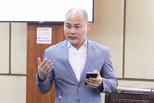 Theo CEO Bkav Nguyễn Tử Quảng, các ngân hàng nên thay việc xác thực mã OTP bằng chữ ký số để tăng khả năng bảo mật. Ảnh: Trọng Đạt Theo CEO Bkav Nguyễn Tử Quảng, các ngân hàng nên thay việc xác thực mã OTP bằng chữ ký số để tăng khả năng bảo mật. Ảnh: Trọng Đạt
