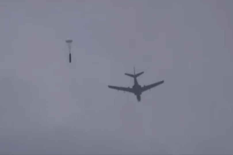 Các máy bay H-6 khi diễn tập đã thả loại vũ khí có mang dù gây nhiều phỏng đoán (Ảnh: Đa Chiều).