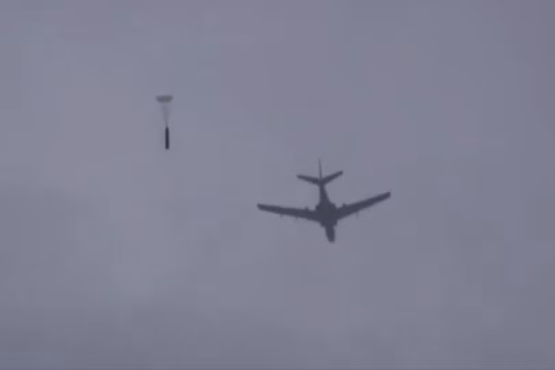 Các máy bay H-6 khi diễn tập đã thả loại vũ khí có mang dù gây nhiều phỏng đoán (Ảnh: Đa Chiều).