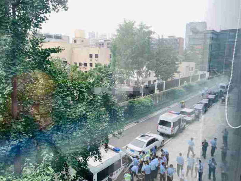 Xe của cảnh sát đỗ dày đặc bên ngoài Lãnh sự quán Mỹ ở Thành Đô (Ảnh: Đông Phương). Xe của cảnh sát đỗ dày đặc bên ngoài Lãnh sự quán Mỹ ở Thành Đô (Ảnh: Đông Phương).