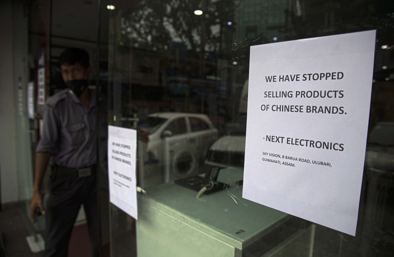 Một cửa hàng đồ điện ở Ấn Độ dán thông báo không bán các sản phẩm của Trung Quốc (Ảnh: AP).