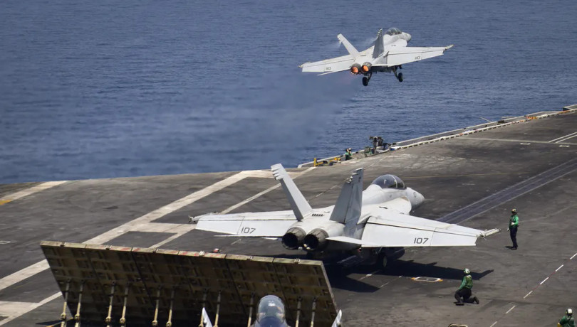 Máy bay diễn tập cất cánh trên USS Nimitz (Ảnh: US Navy).