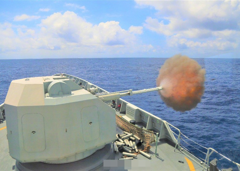 Tàu Trung Quốc diễn tập bắn hạm pháo trên biển (Ảnh Dongfang).