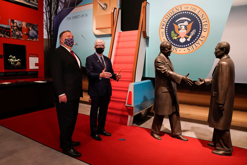 Trước khi có bài phát biểu cứng rắn về chính sách với Trung Quốc, ông Mike Pompeo đã tham quan Thư viện Tổng thống Nixon và dừng chân bên bức tượng ông Nixon bắt tay Thủ tướng Trung Quốc Chu Ân Lai (Ảnh: Reuters). Trước khi có bài phát biểu cứng rắn về chính sách với Trung Quốc, ông Mike Pompeo đã tham quan Thư viện Tổng thống Nixon và dừng chân bên bức tượng ông Nixon bắt tay Thủ tướng Trung Quốc Chu Ân Lai (Ảnh: Reuters).