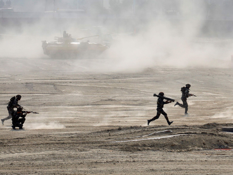 Quân đội Trung Quốc tập trận trên cao nguyên Tây Tạng gần biên giới Trung - Ấn (Ảnh: Đa Chiều).