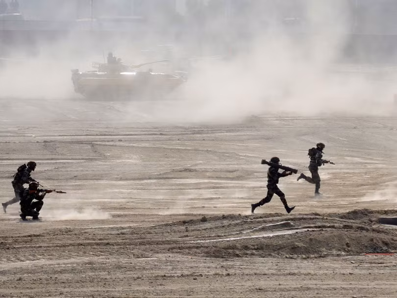 Quân đội Trung Quốc tập trận trên cao nguyên Tây Tạng gần biên giới Trung - Ấn (Ảnh: Đa Chiều).